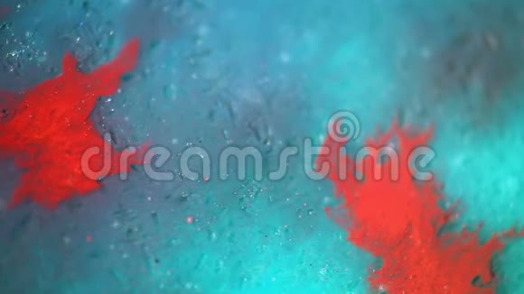 抽象红色飞溅混合在蓝色纹理背景水彩混合在一起视频的预览图