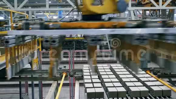 现代工厂机器正在取代砖块视频的预览图