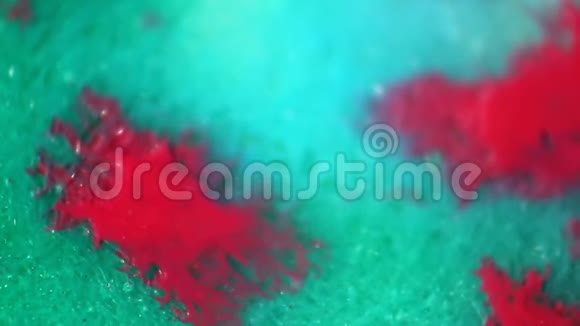 抽象红色飞溅混合在青色纹理背景水彩混合在一起视频的预览图