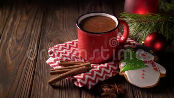 自制热巧克力红色杯子木制背景上有肉桂和姜饼视频的预览图