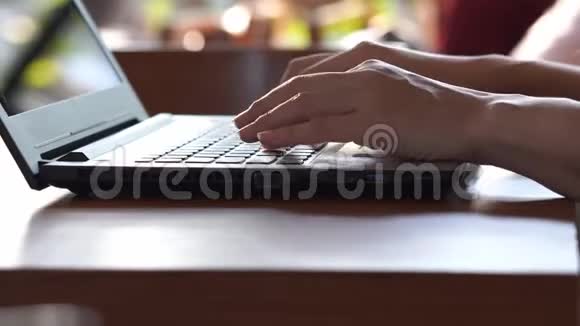 商务女性身穿白色衬衫手提电脑视频的预览图
