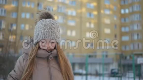 穿暖和衣服的漂亮少女在冬日的户外散步和交谈视频的预览图