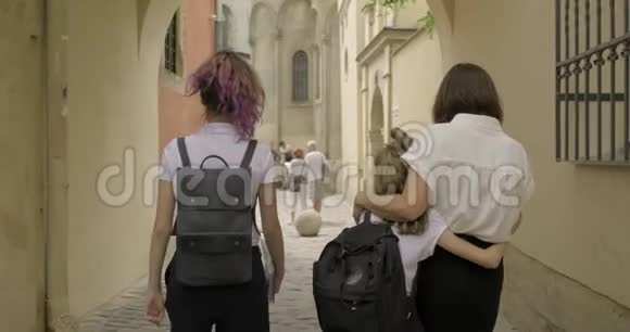 母亲和两个女儿的学生一起散步后景视频的预览图