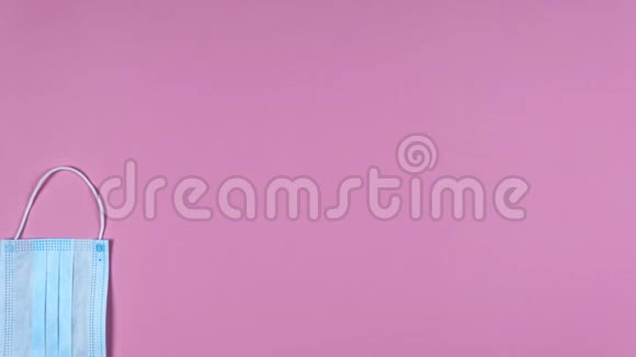 停止运动动画保护药物面罩温度计和药丸在粉红色背景平躺视频的预览图