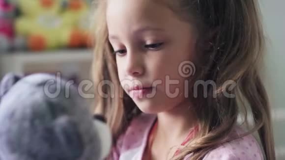 富有表现力的小女孩拥抱她毛绒熊朋友的肖像视频的预览图