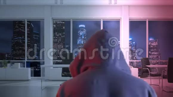 站在夜班办公室对着镜头的男人视频的预览图