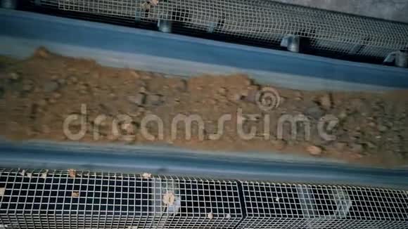 工厂机器正在运输干粘土视频的预览图