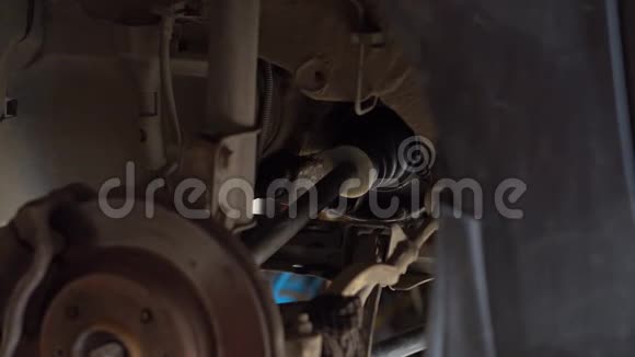 在汽车修理厂修理一辆汽车的一名修理工视频的预览图