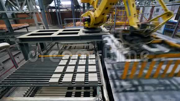 自动化手臂在工厂里运送砖块视频的预览图