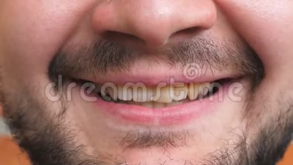 闭上小胡子的嘴微笑着露出洁白的牙齿一个快乐的帅哥和一个视频的预览图