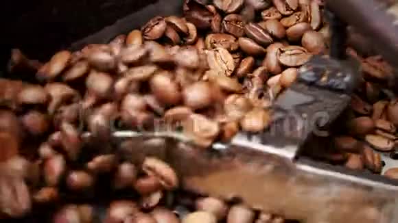 在烘焙机里烤咖啡视频的预览图
