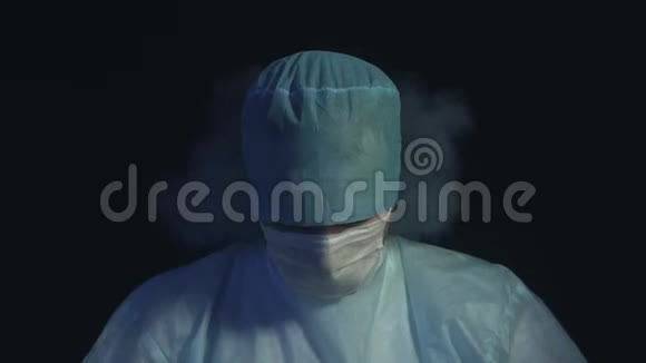 外科医生慢吞吞地看着镜头医生已经准备好在医院病人的组织视频的预览图