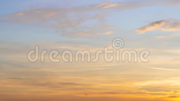 时光流逝日落的天空有柔和而模糊的粉红色和橙色的彩云海滩度假村的梯度天堂大自然太阳视频的预览图
