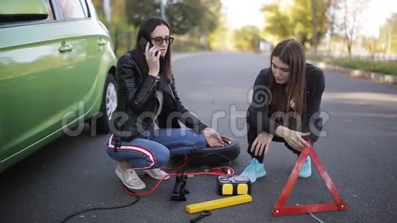 傻女孩试图在路边修理破车视频的预览图
