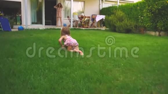 小女孩在草坪上爬行视频的预览图