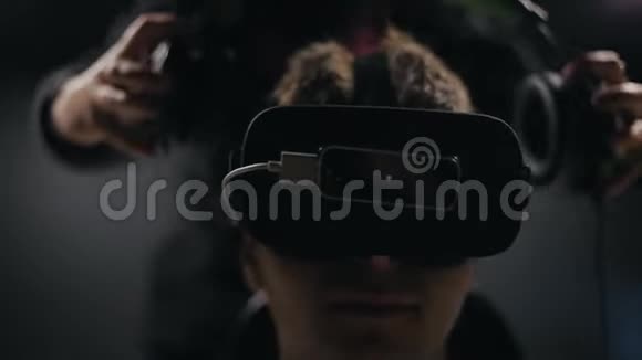 人戴着VR眼镜耳机视频的预览图