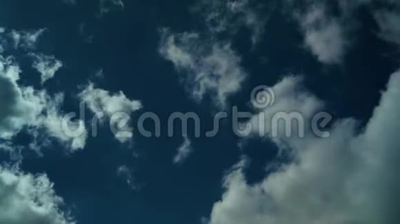 云穿过天空视频的预览图