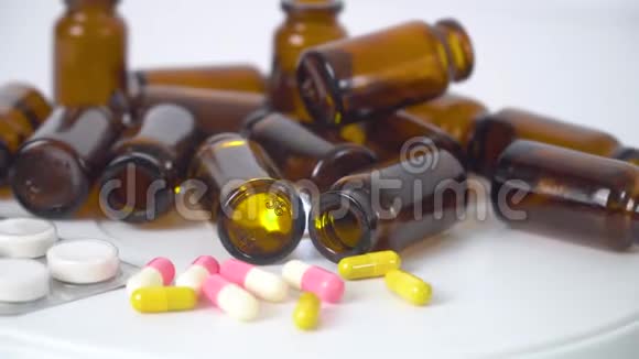 白色背景上的药瓶和多色片制作药片药丸和其他药物视频的预览图