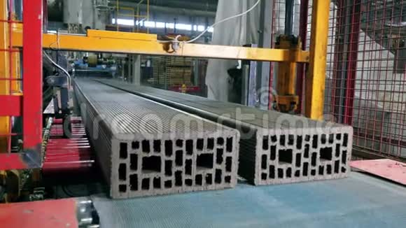 工业机器控制的砖块切割视频的预览图