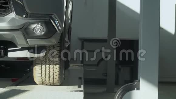 液压平台让一辆车在汽车修理店抛锚汽车服务视频的预览图