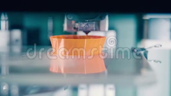 花瓶的喉咙是用3D打印机制成的视频的预览图