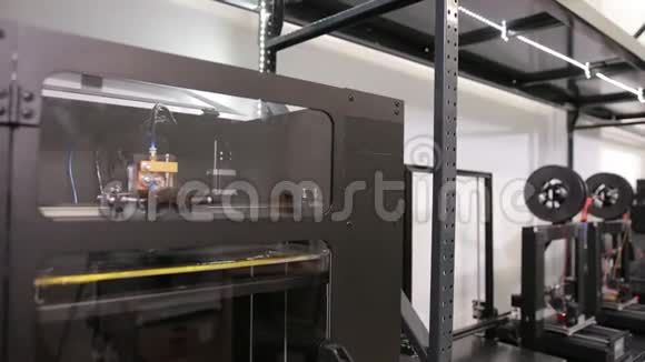 3D技术宽镜头打印机打印塑料零件在工厂视频的预览图