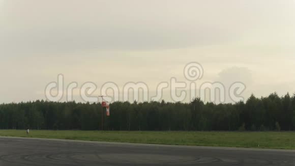 机场的温德索克背景中的森林视频的预览图
