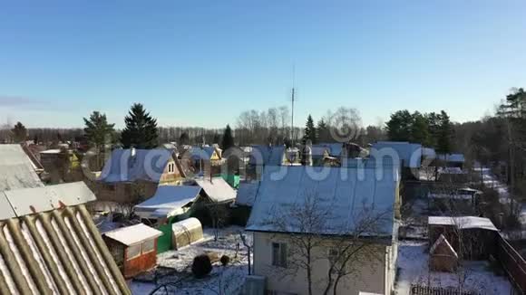 在阳光明媚的冬日村庄里的乡村房屋视频的预览图