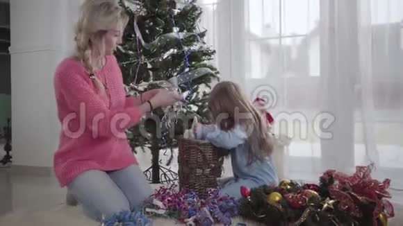 快乐白人家庭装饰圣诞树的肖像母亲和女儿在视频的预览图