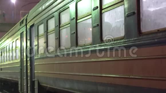 铁轨上下着大雪火车站夜灯列车视频的预览图