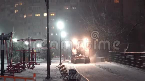 拖拉机在夜城清扫积雪视频的预览图