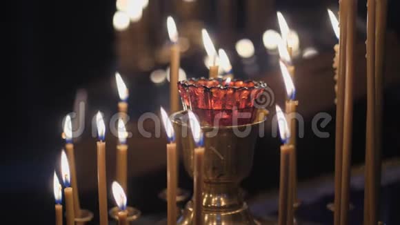 东正教传统在灯周围的一个支架上点燃蜡烛视频的预览图