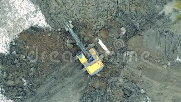 挖机正在顶视挖回土挖掘机在施工现场挖土视频的预览图