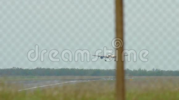 喷气式飞机在着陆前接近视频的预览图