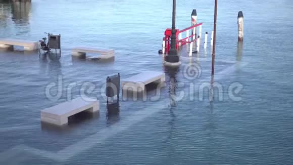 城市里的长凳被水淹了视频的预览图