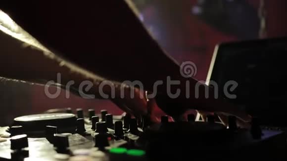 DJ在夜总会工作把音乐和遥控器混合在一起视频的预览图