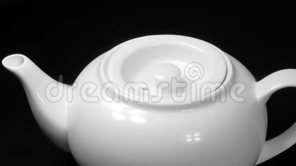 黑色背景上的白瓷茶壶视频的预览图