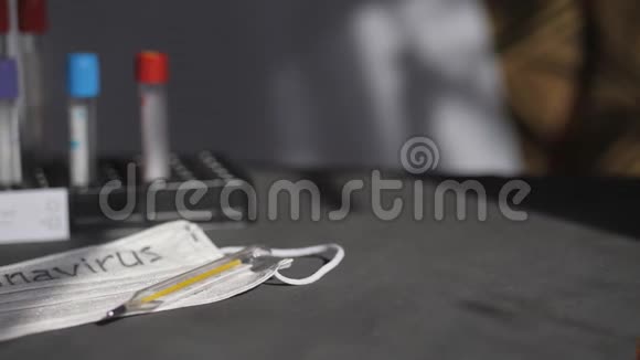 冠状病毒医用试管在主办方医用一次性纱布绷带在桌上一种汞视频的预览图