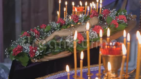 东正教传统基督的十字架教堂里的节日崇拜十字架东正教十字花之间视频的预览图