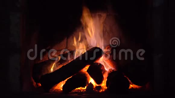 家中舒适的壁炉中燃烧的木材视频的预览图