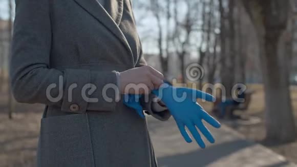 戴防护手套的女人视频的预览图