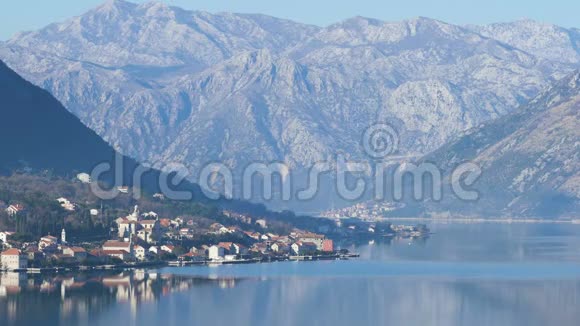 冬季海滨小镇Prcanj的景色黑山科托尔湾视频的预览图