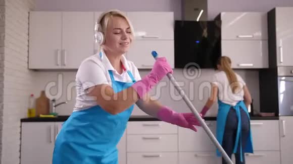 打扫卫生的女士一边在家里拖地一边唱歌视频的预览图