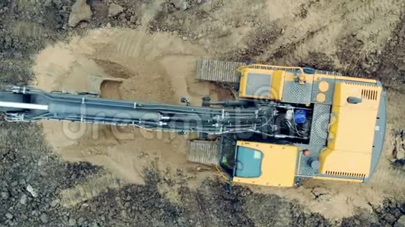 一台挖掘机挖沙的俯视图挖掘机在施工现场挖土视频的预览图