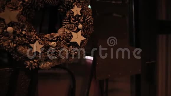 圣诞花环挂在用松果和星星装饰的门上视频的预览图