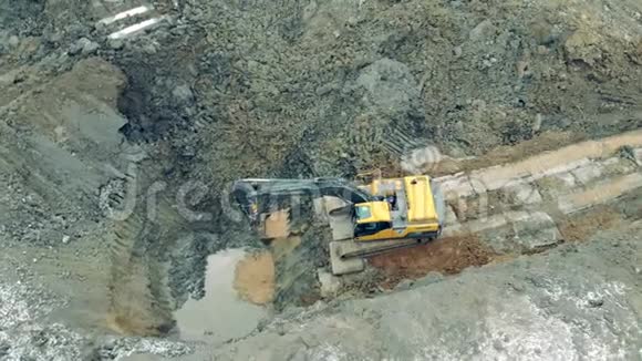 挖掘机正在用水将沙子倒入采石场视频的预览图