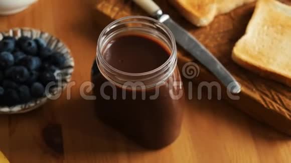 早餐桌烤三明治面包巧克力坚果和水果视频的预览图