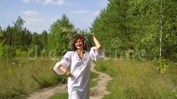 穿着乌克兰传统服装在乡下散步的快乐女孩视频的预览图