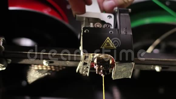 3D打印机头手推绿色电缆打印的黄色塑料线视频的预览图