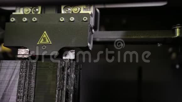 3D技术关闭了打印机头打印塑料零件产品视频的预览图